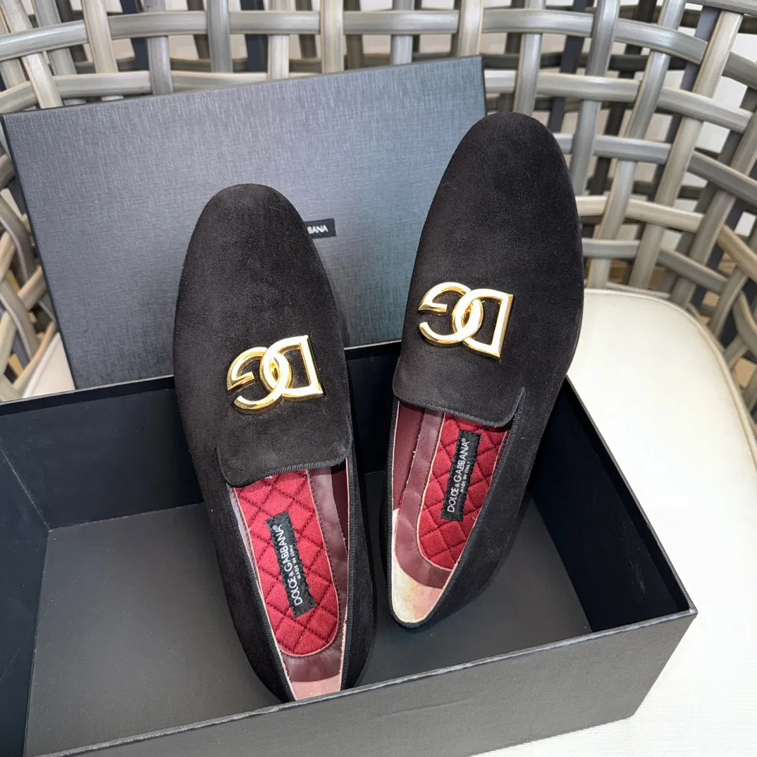 💰¥960 D&G cowhide moccasin loafers for men｜Embellished with DG hardware nameplate｜Made of imported calfskin｜Retro and shiny texture complement each other｜Release charming tones to outline a confident posture｜Imported calfskin + cowhide lining + Italian leather outsole Size: 39-44 (38.45 custom-made)